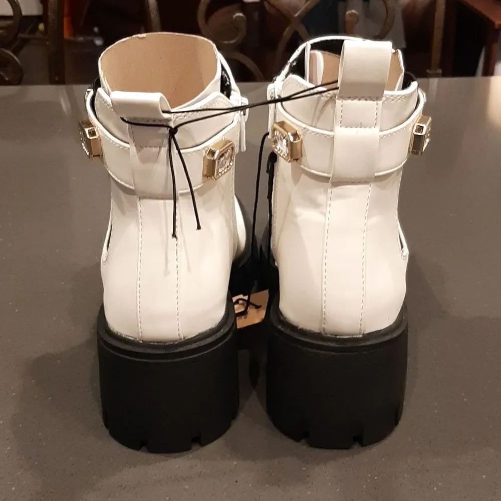 Steve Madden White Ankle Boots with Black Sole - Picture 3 of 11
